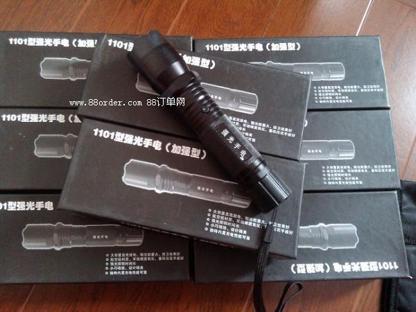 電擊防身電筒 警用強(qiáng)光防身電擊手電筒