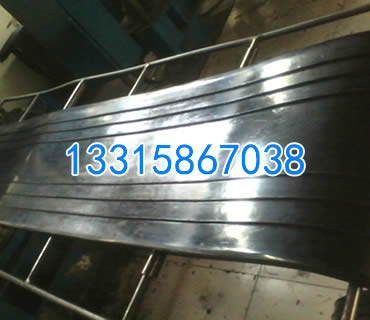 剛生產(chǎn)出來的中間沒孔的中埋式止水帶