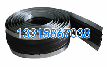 一卷中間帶孔的鋼邊橡膠止水帶